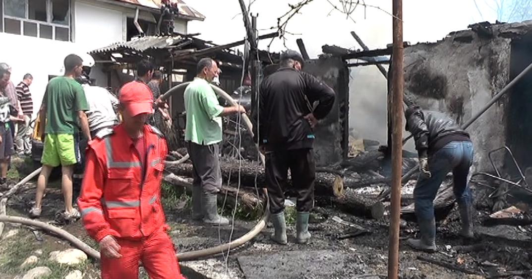 Covor de flori până la mormânt pentru copilul omorât în ajun de Paşte