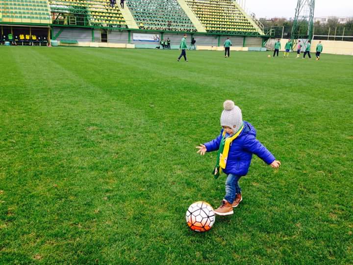 La doi ani a descoperit că este pasionat de fotbal!