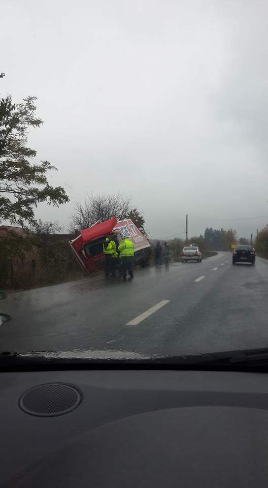 Acum! Tir răsturnat pe DN73!