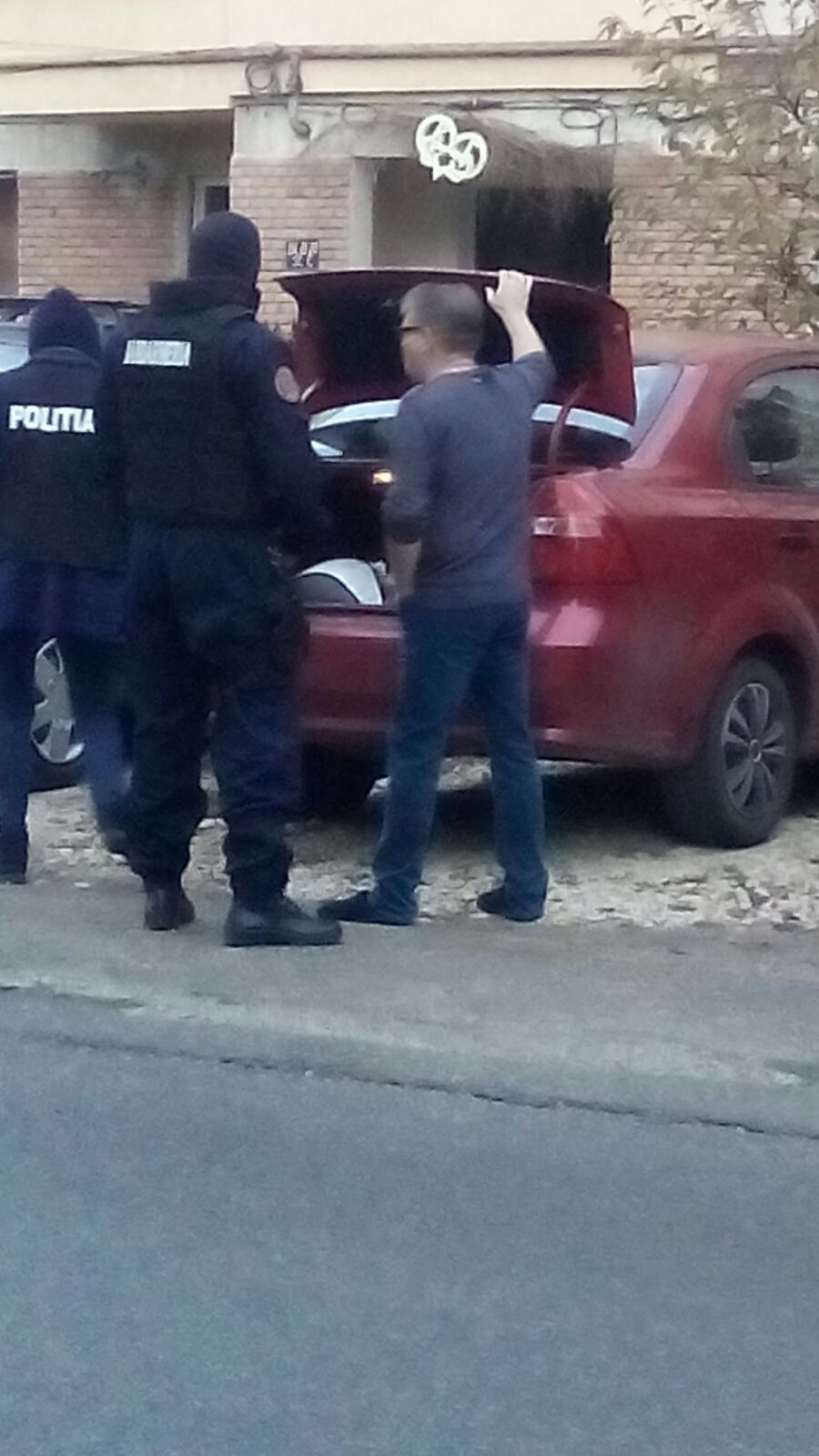 UPDATE: Profesorul de sex s-a învoit de la ore! Șeful lui a aflat din presă!