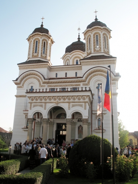 O biserică din Argeş a fost restaurată cu fonduri europene. Mii de argeşeni au participat la slujba de resfinţire!