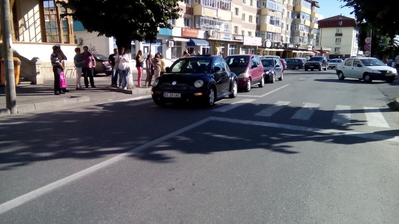 Bătrână accidentată pe trecerea de pietoni la Câmpulung! Victima a fost trimisă de urgenţă la Piteşti!
