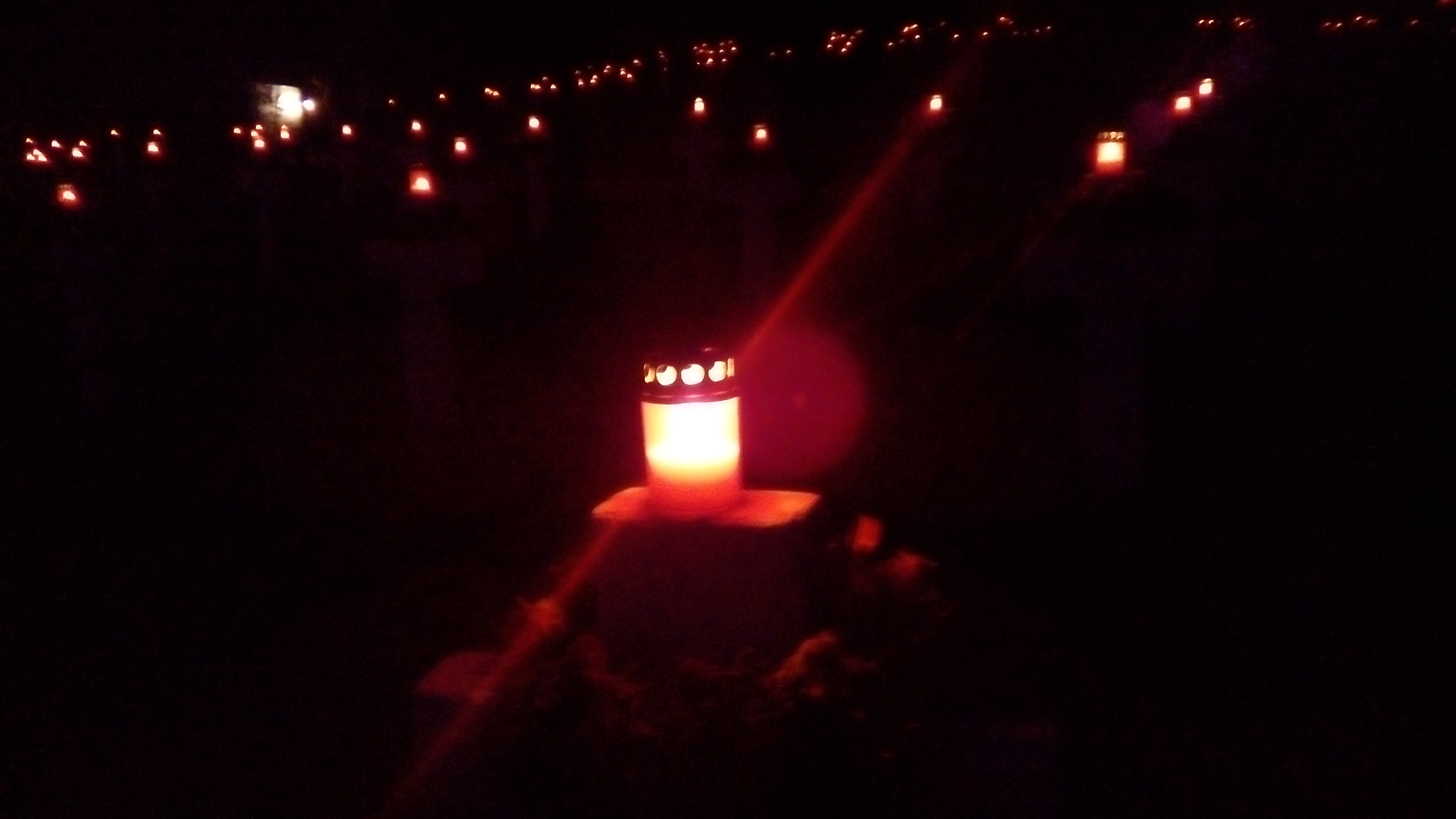 Sute de candele au luminat Cimitirul Eroilor din Lereşti!