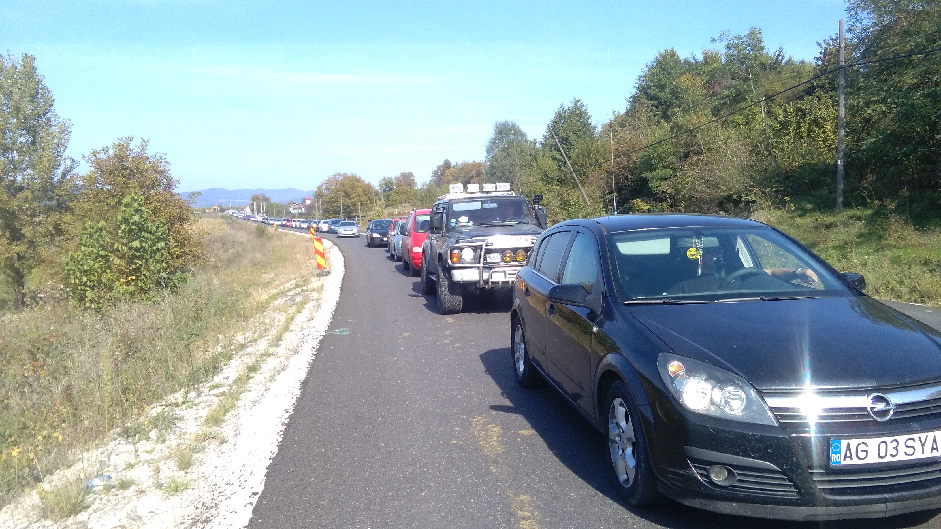 Acum! Blocaj în trafic la semaforul de la Stâlpeni!