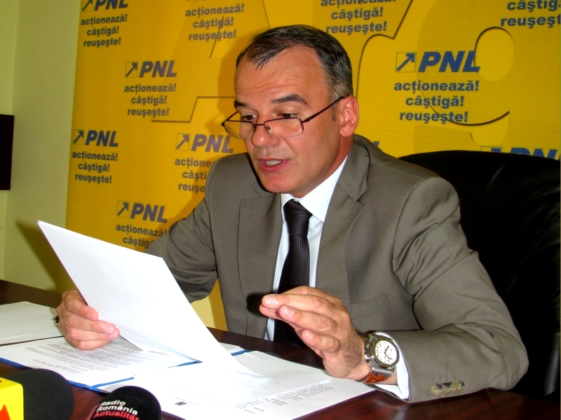 Traseiştii politici, cu mâna întinsă în faţa partidelor!