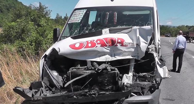 Impact între un microbuz şi un ARO! Câţiva pasageri au fost uşor răniţi!