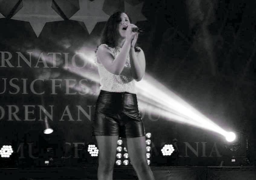 Andra Oproiu din Câmpulung, un vlăstar al muzicii uşoare!