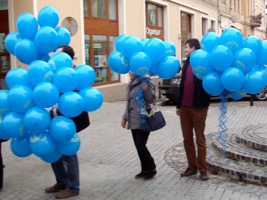 200 de baloane albastre, cu heliu vor fi lansate în Piteşti, pentru persoanele autiste!