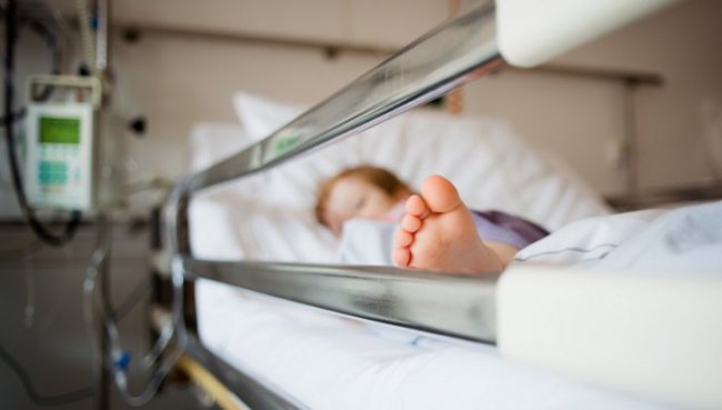 Poți deveni mamă voluntară pentru copiii din spitale! Iată ce trebuie să faci