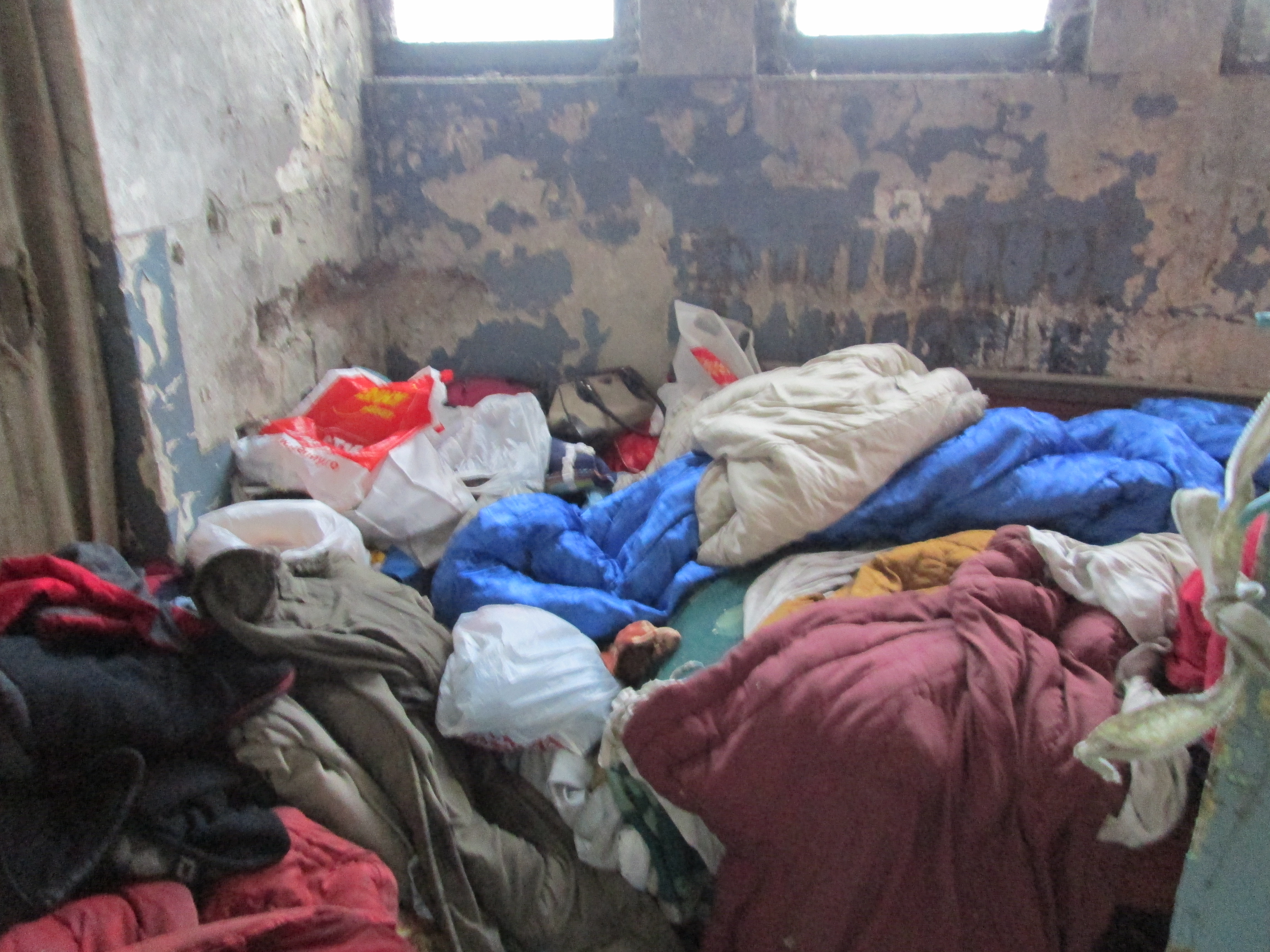 Dintr-un meseriaș de frunte a ajuns să doarmă într-un coteț situat într-un bloc părăsit din satul Cotești