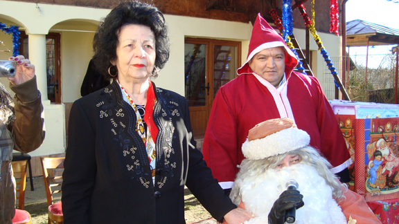 Doamna OMENIA l-a adus pe Moş Crăciun la Coteşti!