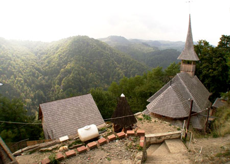 Mănăstirea Cetăţeni numită şi „Meteora României” a fost vandalizată!