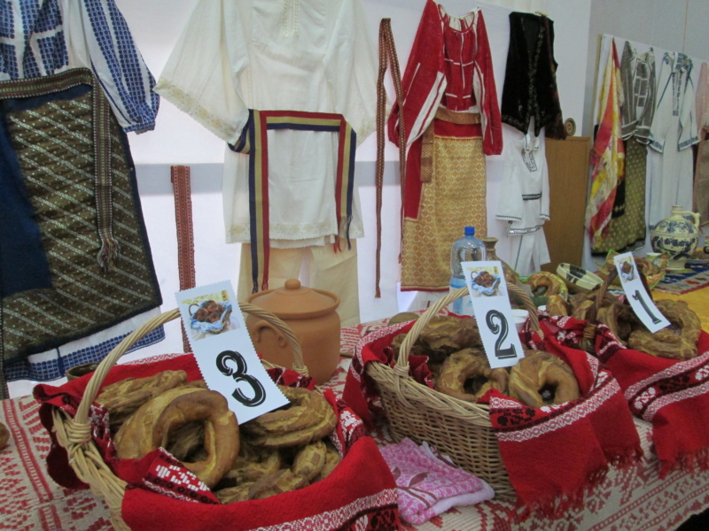 FESTIVALUL COVRIGILOR CU OU, a pus pe tavă covrigul muscelean, brandul ,,Un Băiat şi O Fată”