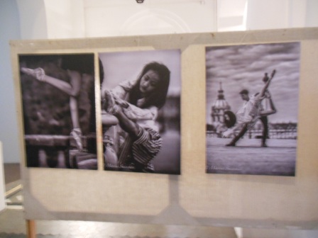 Fotografiile expuse la Paris au ajuns și în holul primăriei Câmpulung