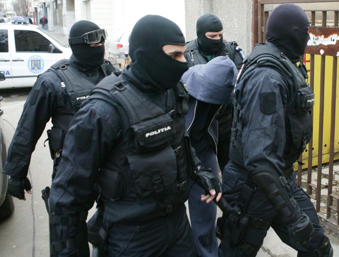 Pentru un gard, doi bărbaţi au ajuns în arestul Poliţiei!