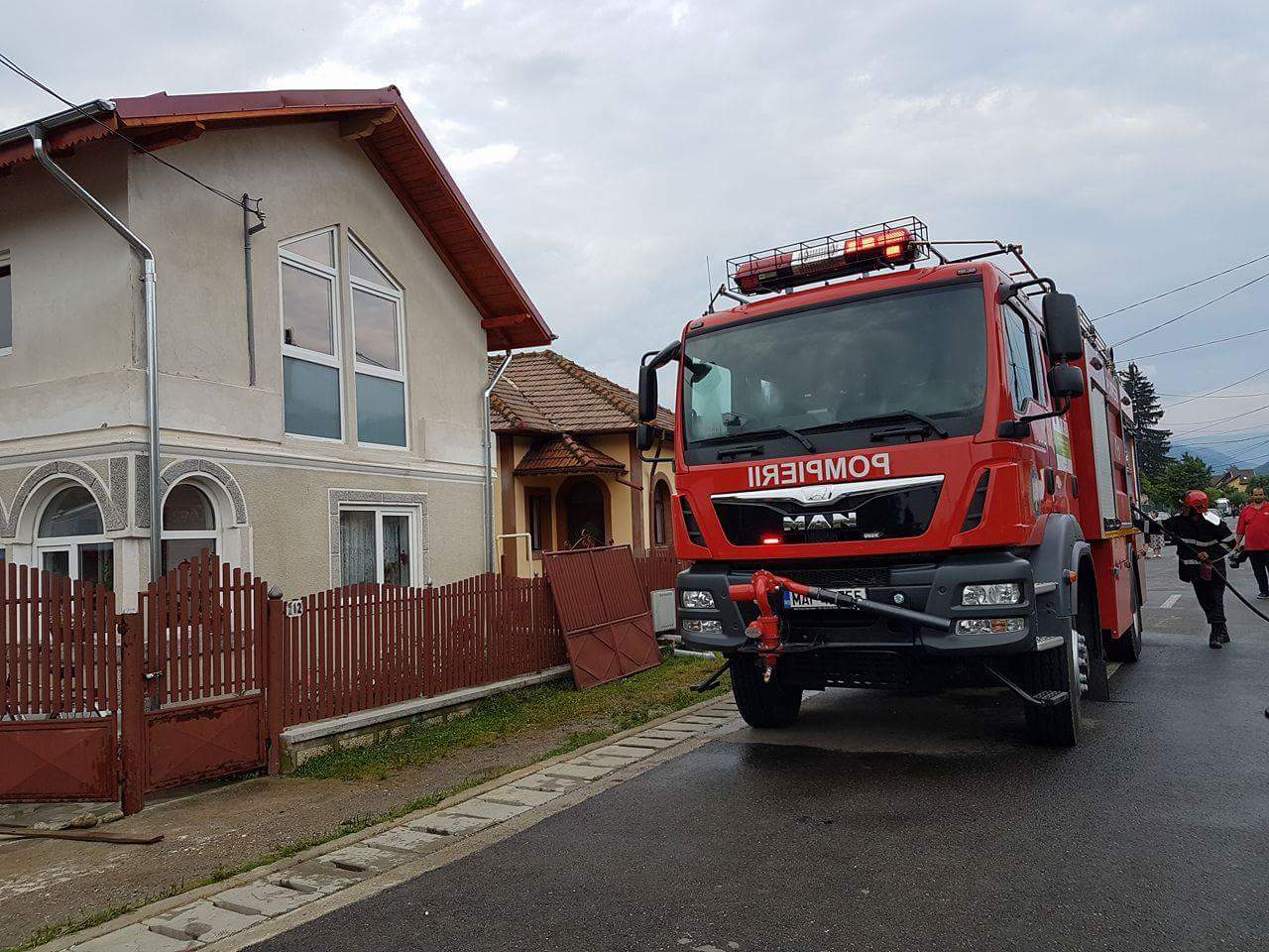 O casă a ars după ce a fost lovită de trăsnet!