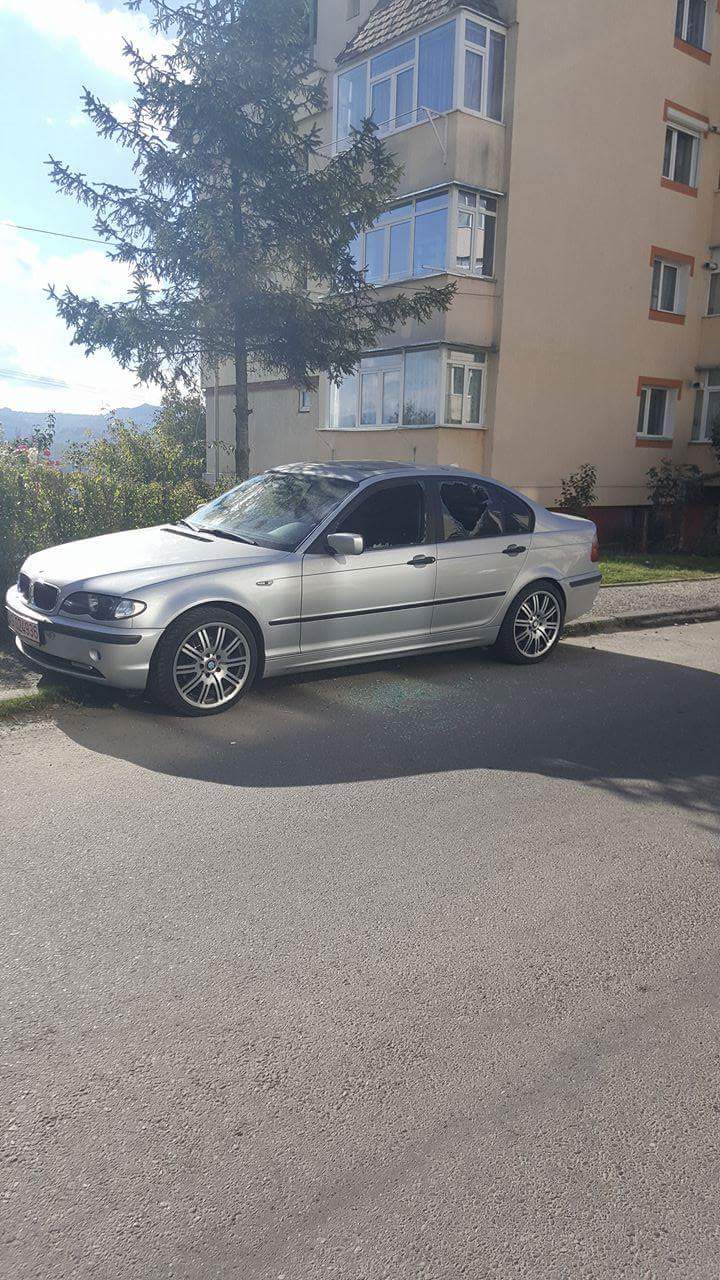 Maşină distrusă în Câmpulung! Află ce s-a întâmplat!