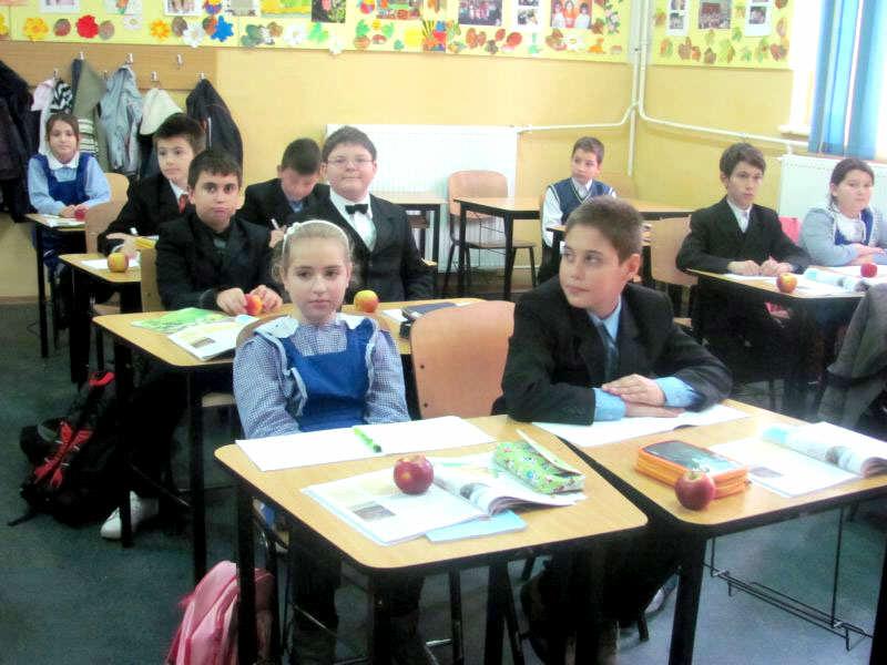 Preșcolarii vor beneficia de mere, lapte și corn!