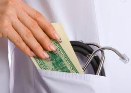 Asistent social trimis în judecată! Asistentul este acuzat de luare de mită şi abuz în serviciu