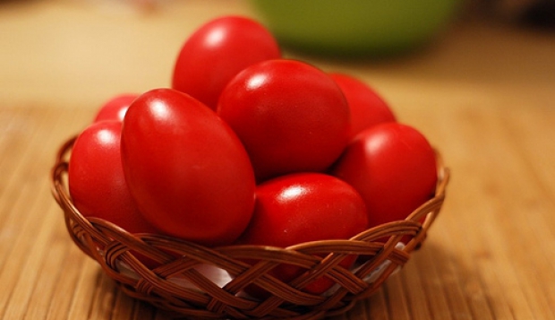 Descoperiţi MINUNEA din ouăle roșii, vopsite cu ocazia SĂRBĂTORILOR PASCALE!