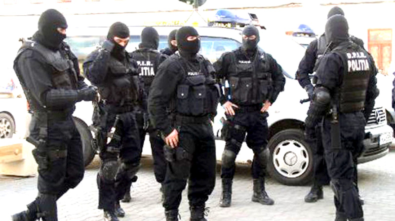 VIDEO: În urma descinderilor din Argeş şi Dolj, bunuri în valoare 57.000 de euro au fost confiscate şi 18 persoane au fost conduse la audieri!