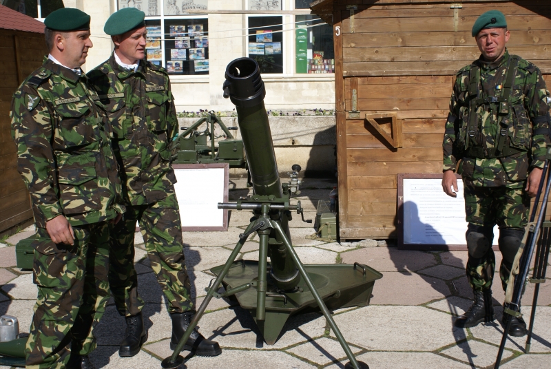 Expoziţie de armament şi tehnică militară în Grădina Publică din Câmpulung!