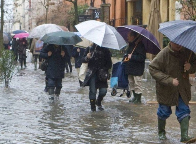 ATENȚIE! Precipitații record în Argeș!