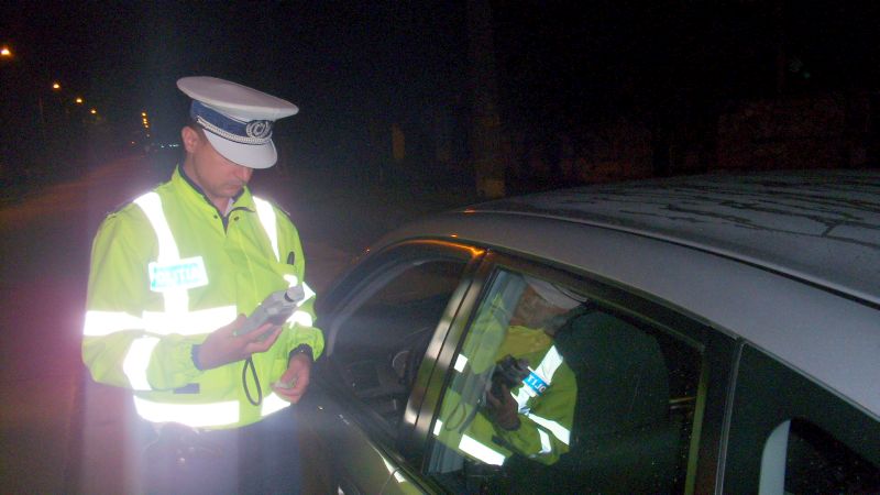 Bărbat prins de poliţişti, conducând sub influenţa băuturilor alcoolice!