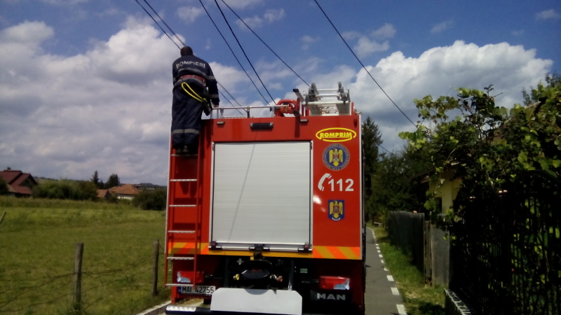 Acum, un BMW în flăcări la Rucăr!