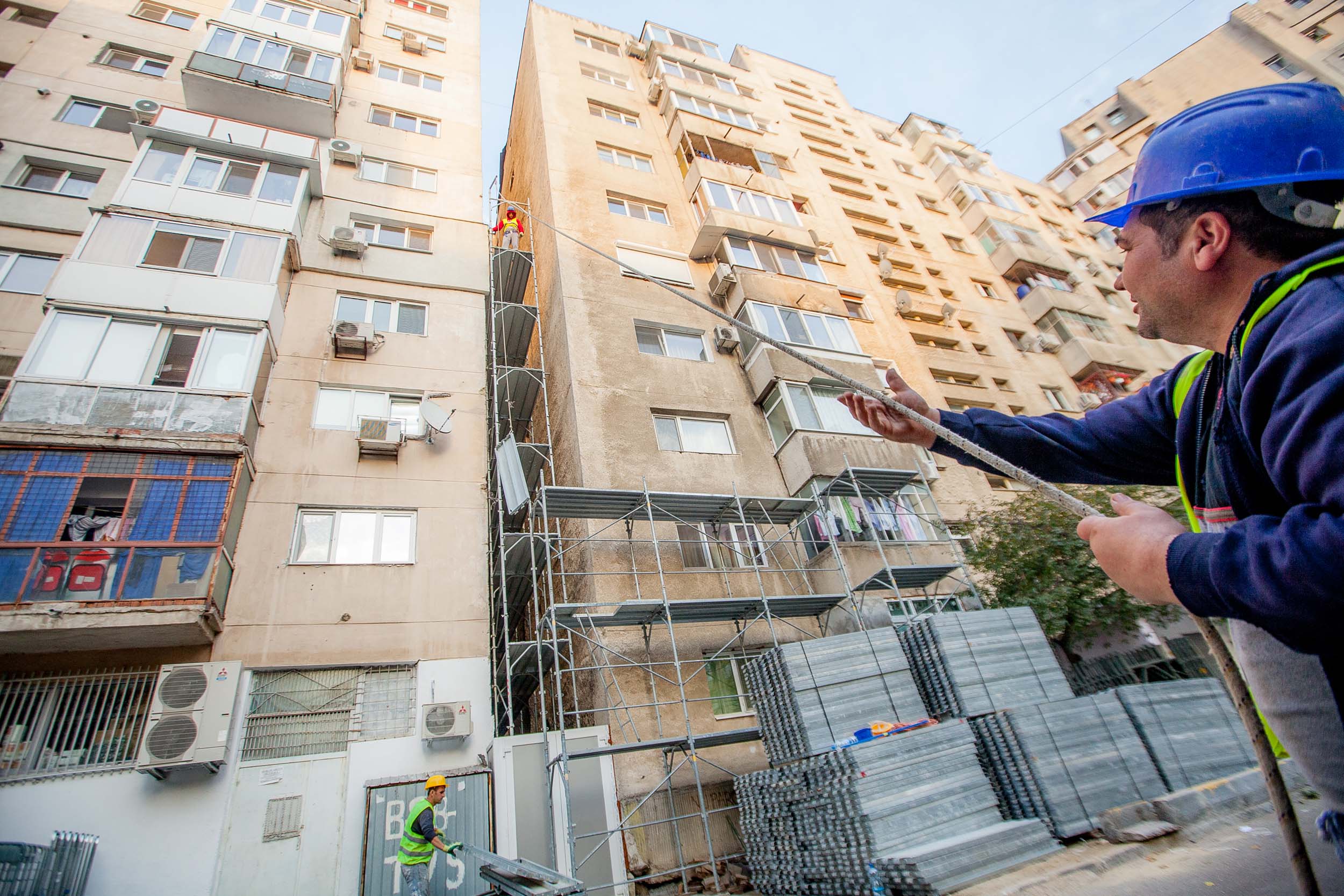 Blocurile de locuințe din Ploiești se reabilitează termic. De ce nu și în Argeș?