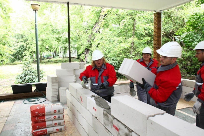 Holcim reabilitează terenul de sport de la Colegiul Tehnic din Câmpulung
