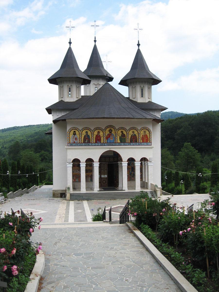 Promovăm România! Ziarul din Muscel, pelerin la icoana făcătoare de minuni de la Mânăstirea Sihăstria