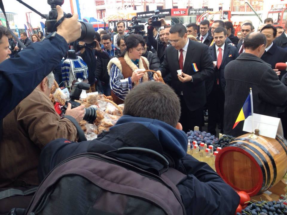 Premierul Victor Ponta s-a îndulcit cu produsele tradiţionale, marca UBF