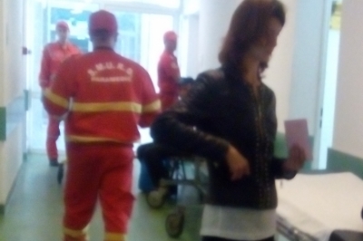 Victima Facebook-ului nu ,,străluceşte” deloc la carte, ca pe site-ul de socializare! Bărbatul care a batjocorit-o a fugit din ţară!