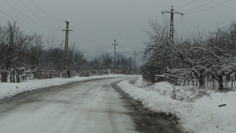 Turişti blocaţi! Polei şi carosabil umed…