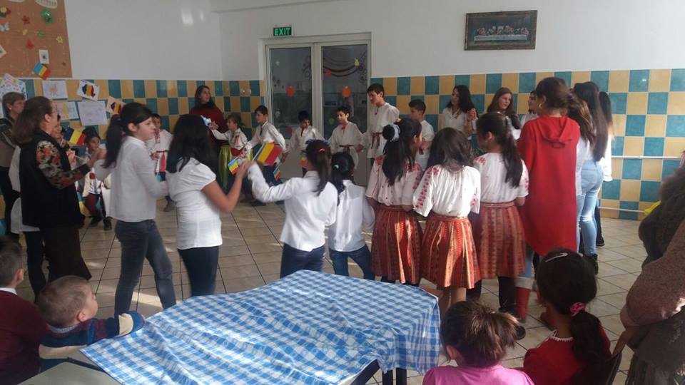 Tinerii instituționalizați au încins Hora Unirii!