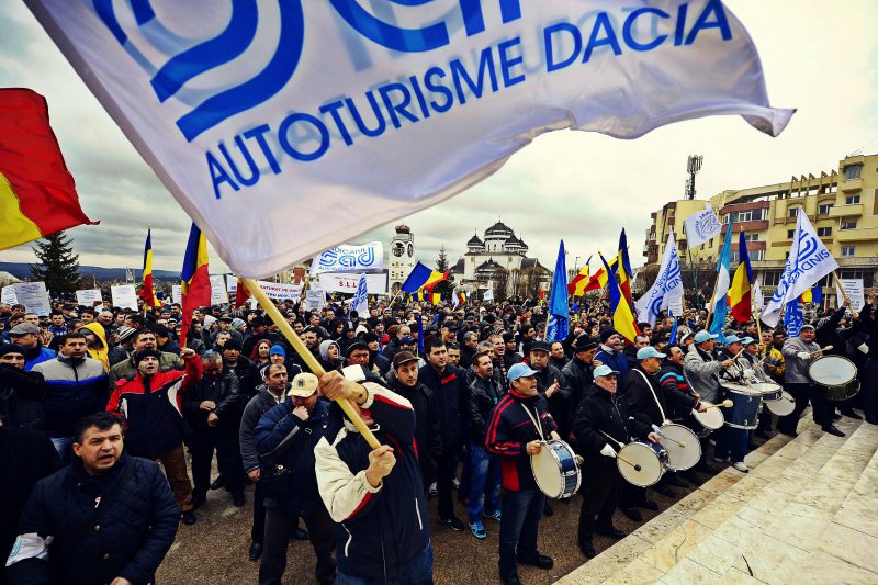 Angajaţi scârbiţi! Greva foamei la Dacia!