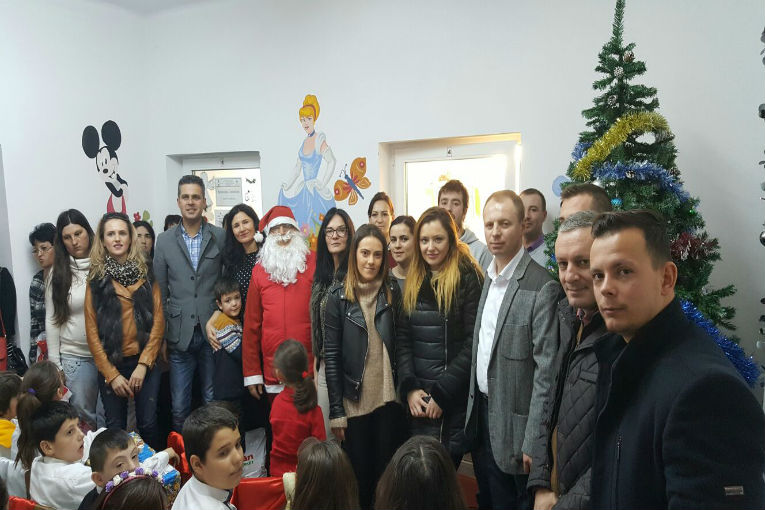 Tinerii din PSD au mers încărcați cu daruri la copiii cu dizabilități din Domnești