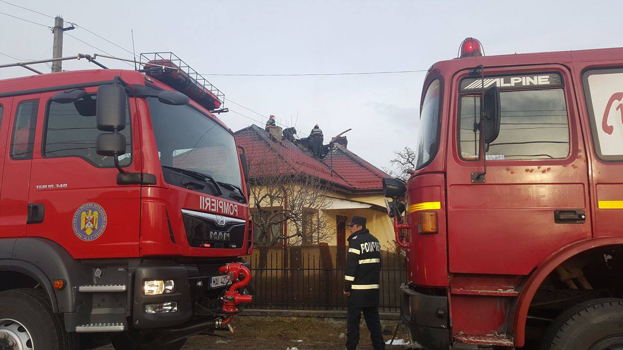 O casă din Berevoeşti era la un pas să fie mistuită de foc!