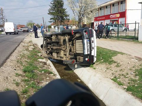 Maşină răsturnată la Stâlpeni!