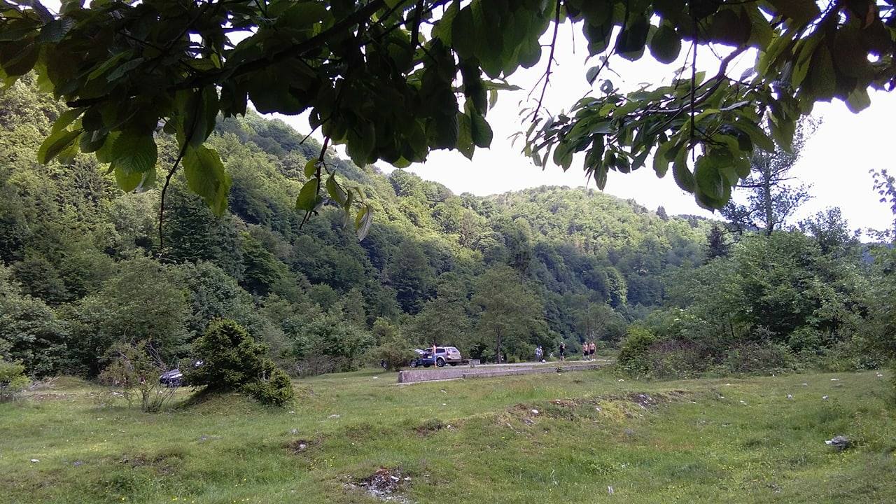 Mii de turişti la Voina! Maşină lângă maşină!