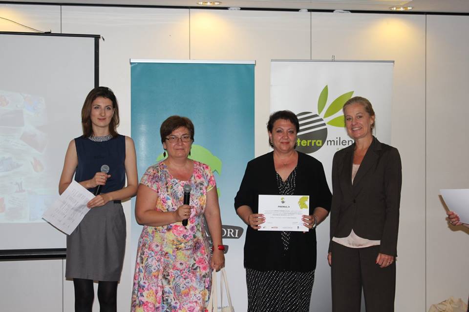 O elevă din Câmpulung premiată de Stella Ronner Grubacic, ambasadorul Olandei în Romania