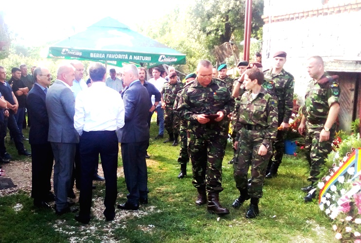 Ultimul omagiu! Imagini înainte de înmormântarea militarilor decedaţi în tragedia din Muscel!