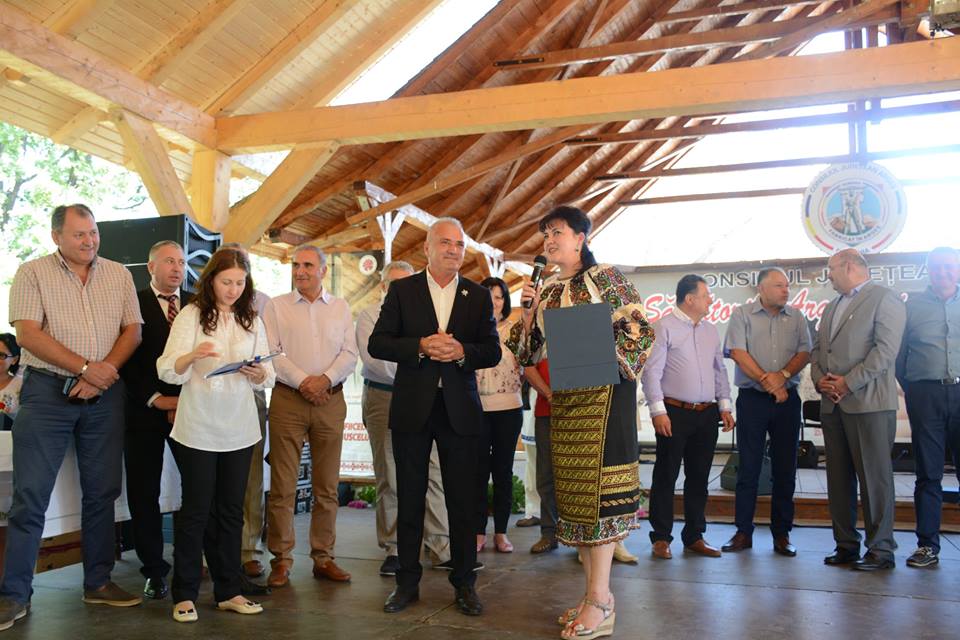 TROFEUL „FABRICAT ÎN ARGEȘ” a ajuns la cofetăriile şi patiseriile UN BĂIAT ȘI O FATĂ