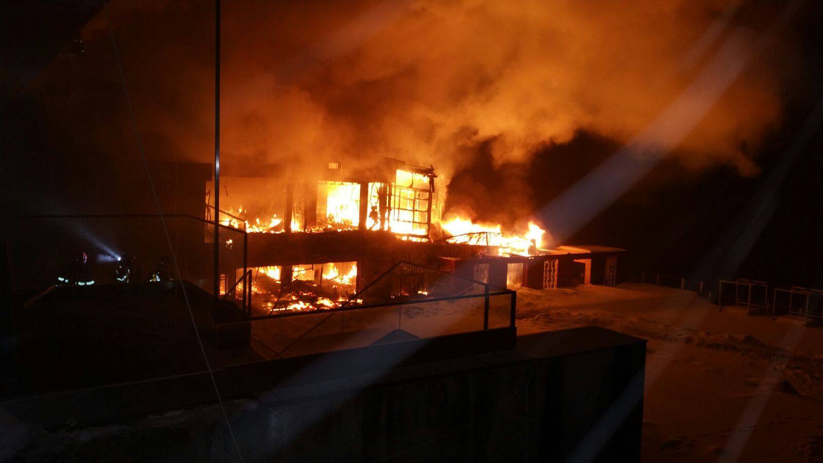 Incendiu de proporţii! Intervin 5 autospeciale ale pompierilor!