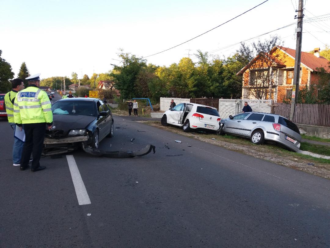 Trei maşini avariate şi două persoane rănite, într-un accident pe DN 73!