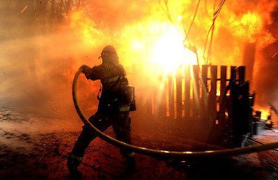 Au ars gunoaiele din curte și au fost la un pas să piardă toate găinile în incendiu!