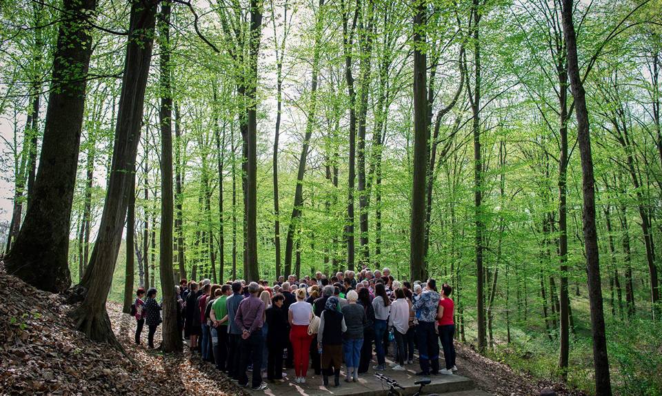Zeci de credincioşi din Mioveni au participat la slujba de sfinţire a apei, la izvorul din pădurea Făget