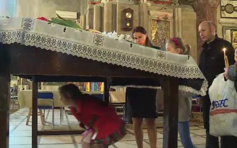 De ce trebuie să trecem de trei ori pe sub masă!
