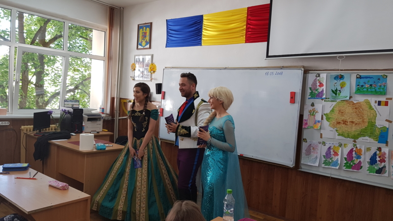 Cum e să te viziteze Anna, Elsa și Prințul Hans la şcoală?